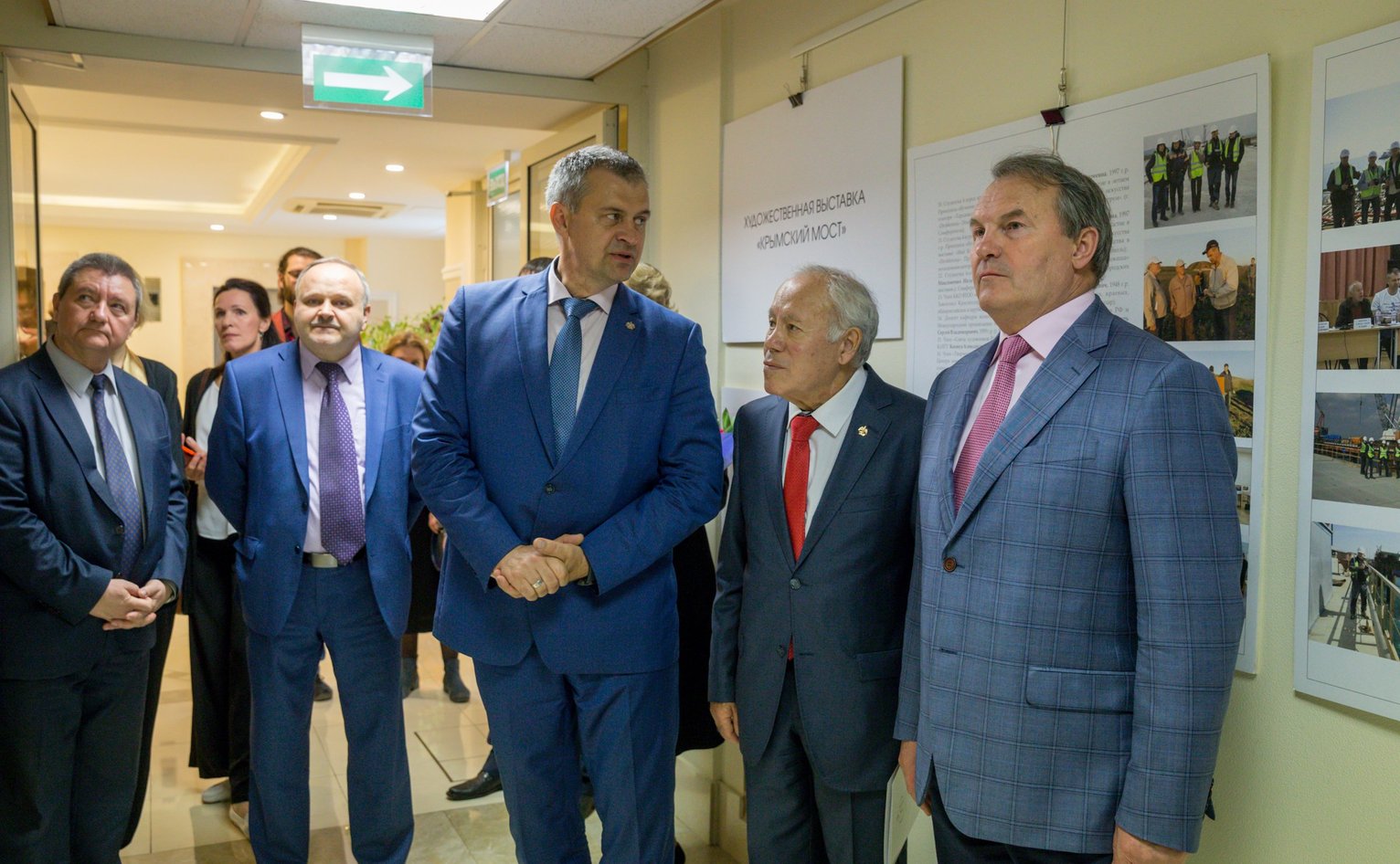 В Совете Федерации проходит художественная выставка «Крымский мост ...