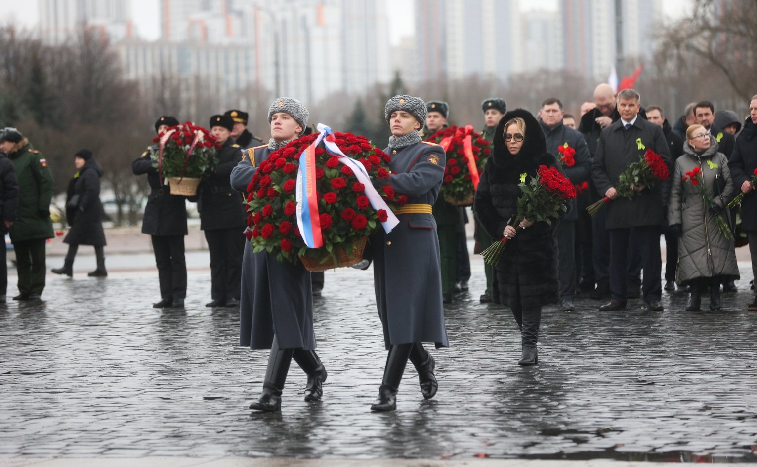 Возложение цветов в Питере