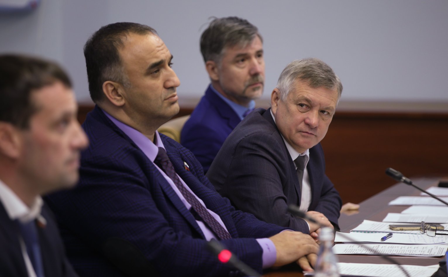 Э. Исаков провел совещание, посвященное экономическим аспектам ...