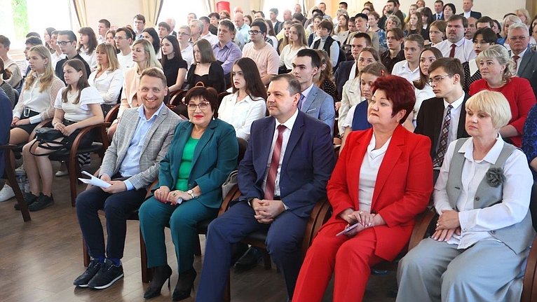 Ольга Хохлова в детском технопарке «Кванториум-33» во Владимире приняла участие в торжественном награждении школьников, отличившихся на региональных и Всероссийских олимпиадах |                        Совет Федерации Федерального Собрания Российской Федерации        