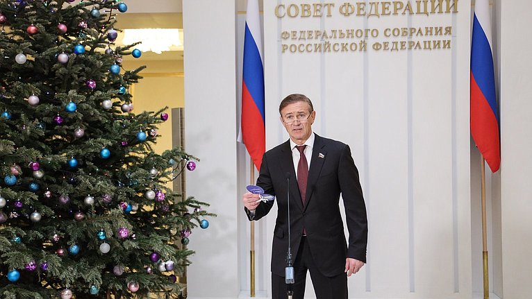 Александр Брыксин принял участие во Всероссийской благотворительной акции «Елка желаний» |                        Совет Федерации Федерального Собрания Российской Федерации        