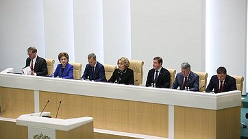 Совет Федерации ратифицировал Договоры о дружбе, сотрудничестве и взаимной помощи Российской Федерации с Донецкой и с Луганской Народными Республиками