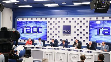 Заместитель Председателя Совета Федерации Константин Косачев приняла участие в пресс-конференции, посвященной старту проекта «Рыцари детства» и Международной гуманитарной премии «Совесть»