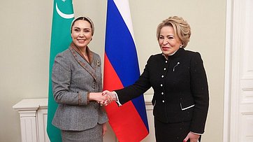 Встреча Председателя Совета Федерации Валентины Матвиенко и Огулджахан Атабаевой, возглавляющей делегацию Туркменистана на проходящем в Санкт-Петербурге Форуме «Содружество моды»