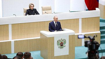 Президент Российской Федерации Владимир Путин выступил на заседании Совета Федерации, которое завершает осеннюю парламентскую сессию