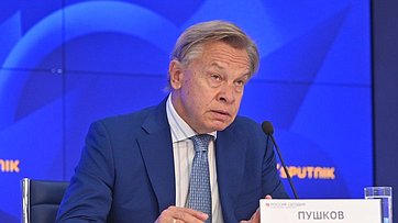 В Пресс-центре «Россия сегодня» прошла пресс-конференция председателя Комиссии Совета Федерации по информационной политике и взаимодействию со СМИ Алексея Пушкова об основных направлениях и о перспективах работы Комиссии в 2024–2025 политическом году