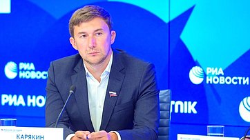 В Пресс-центре «Россия сегодня» сенатор РФ Сергей Карякин принял участие в пресс-конференции, посвященной запуску международного проекта «Шахматная дипломатия в Русских домах»