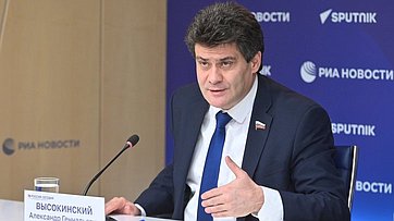 В ММПЦ «Россия сегодня» прошла пресс-конференция заместителя председателя Комитета СФ по федеративному устройству, региональной политике, местному самоуправлению и делам Севера Александра Высокинского, посвященная развитию лифтовой отрасли в России