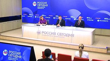 В пресс-центре МИА «Россия сегодня» председатель Комитета СФ по аграрно-продовольственной политике и природопользованию Александр Двойных и его первый заместитель Сергей Митин провели пресс-конференцию на тему «Российское село: настоящее и будущее»