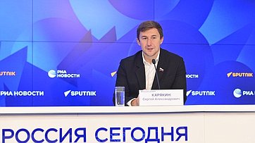 В Пресс-центре «Россия сегодня» состоялась пресс-конференция сенатора РФ, гроссмейстера Сергея Карякина, приуроченная к Международному дню шахмат