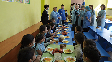 Сенатор Российской Федерации Дина Оюн проконтролировала обеспечение школьников младших классов горячим питанием