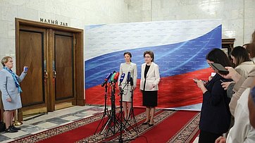 Пресс-подход Галины Кареловой и Анны Кузнецовой по итогам заседания парламентской комиссии по расследованию преступных действий в отношении несовершеннолетних со стороны киевского режима