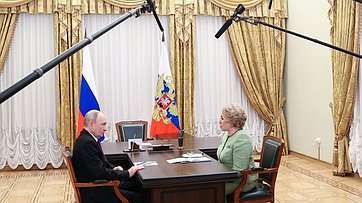 По итогам заседания Совета законодателей состоялась встреча Президента Российской Федерации Владимира Путина с Председателем Совета Федерации Валентиной Матвиенко