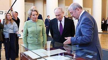 Президент России в Таврическом дворце осмотрел выставку архивных документов, приуроченную к 120-летию российского парламентаризма