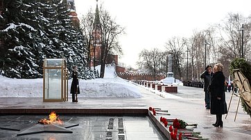 Председатель Совета Федерации Валентина Матвиенко возложила цветы к Могиле Неизвестного Солдата у Кремлевской стены