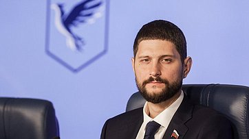 В пресс-центре ТАСС сенатор РФ Александр Волошин принял участие в пресс-конференции, посвященной проведению с 9 по 19 мая в России и Республике Беларусь просветительской молодежной экспедиции «Код непокоренных»