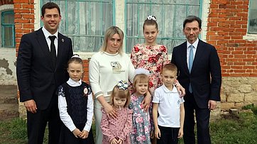 Максим Кавджарадзе в рамках рабочей поездки в регион встретился с многодетной семьей Светланы Матвиенко